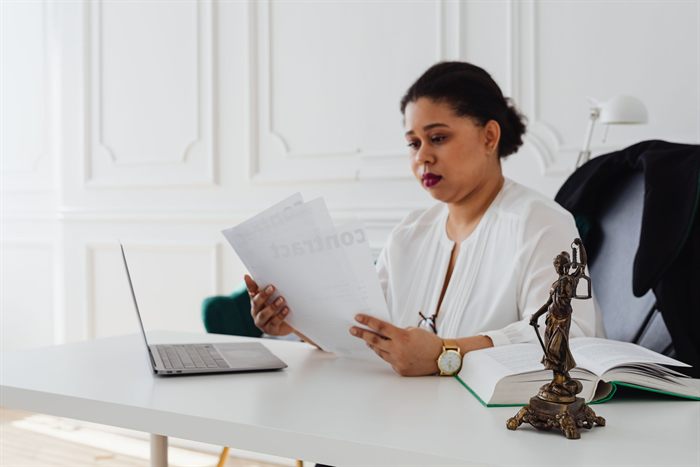 Mulher revisando documentos sobre a mesa antes de enviar para apostilamento e tradução juramentada