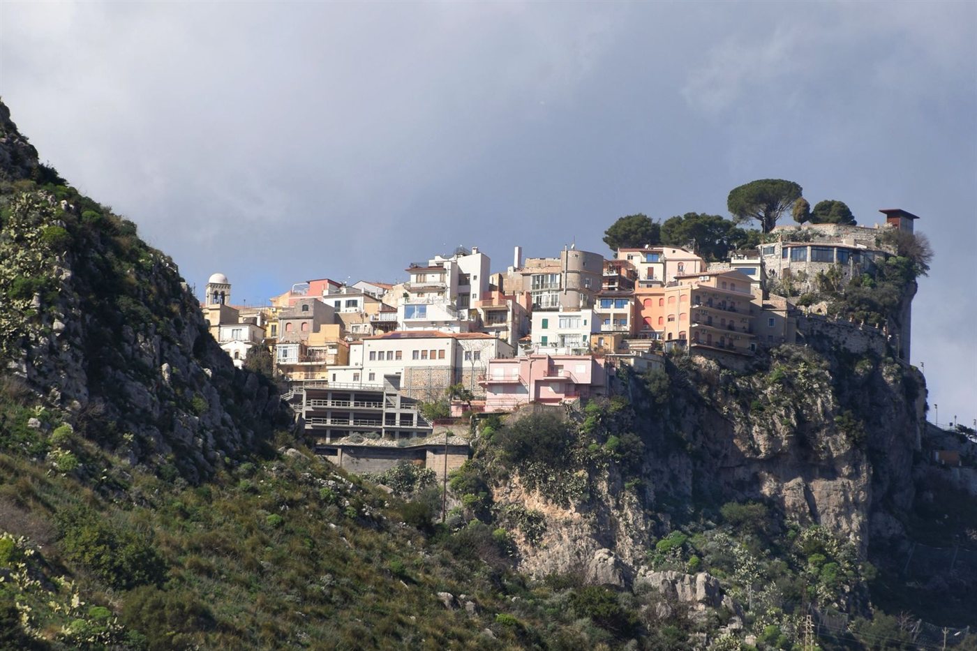 Cidade siciliana construída no topo de uma colina rochosa, com as casas de pedra coladas umas às outras