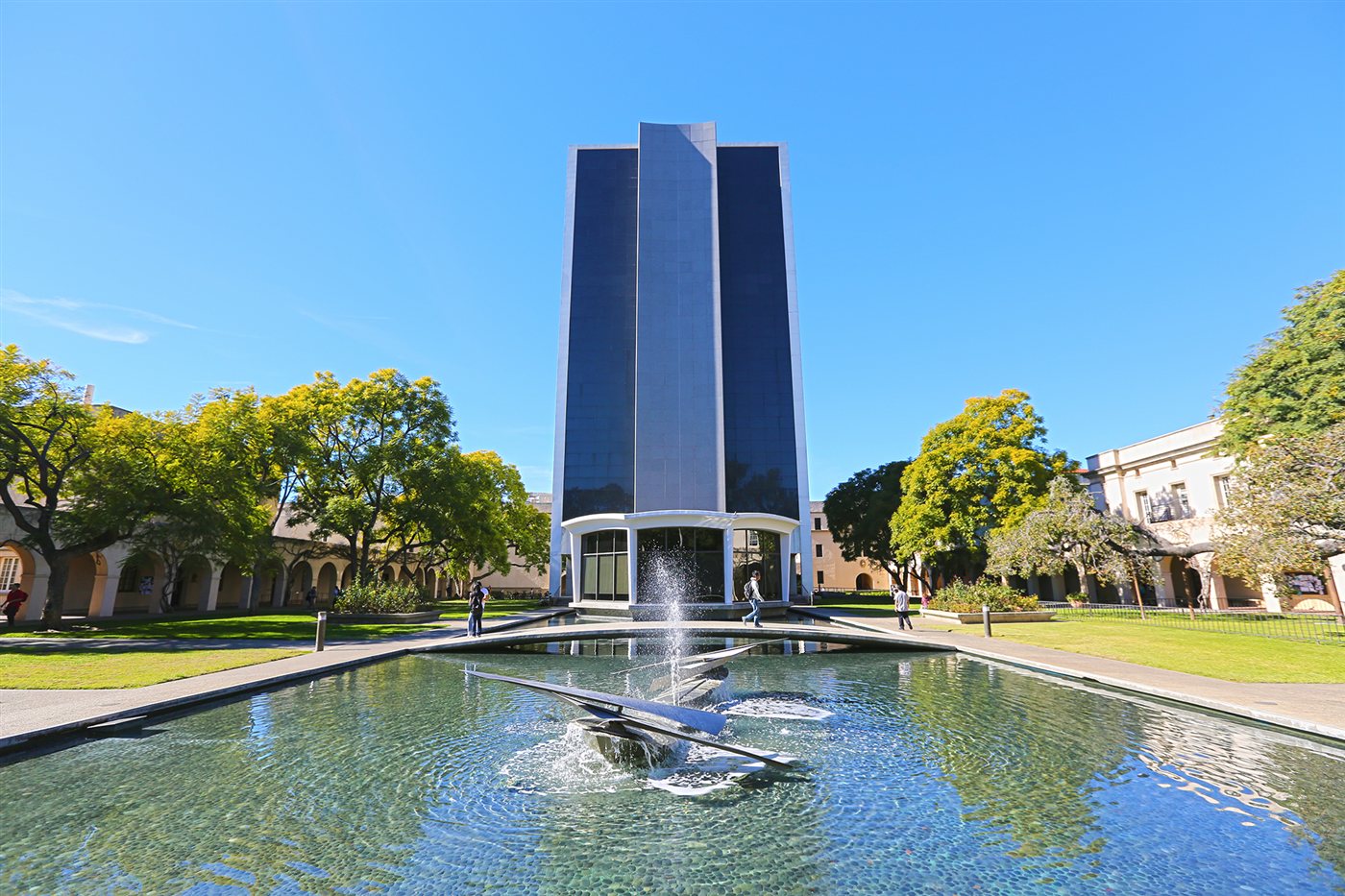 Biblioteca Millikan, o prédio mais alto do campus do Caltech, em Pasadena, Califórnia