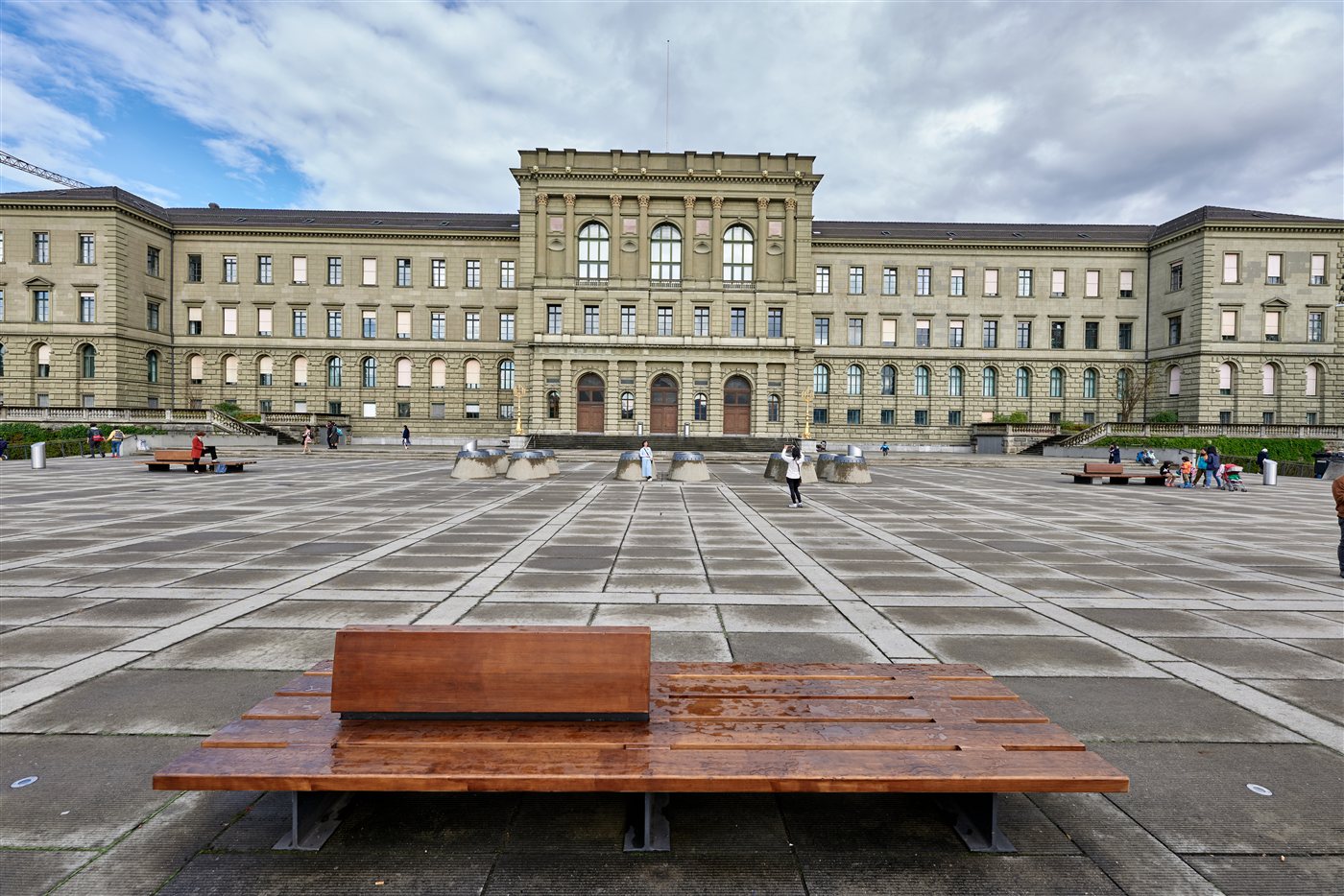 Prédio principal da ETH Zurich e a Polyterrasse, com vista para o centro histórico de Zurique
