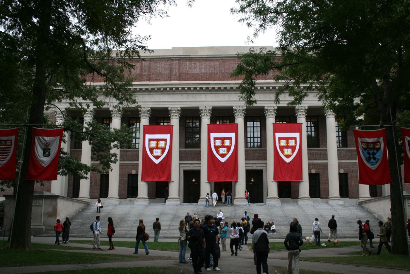 Biblioteca Widener, a maior biblioteca do campus de Harvard, em Cambridge, Massachusetts