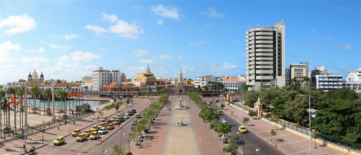 Vista panorâmica do centro histórico de Cartagena, na Colômbia, com prédios coloniais e o mar ao fundo