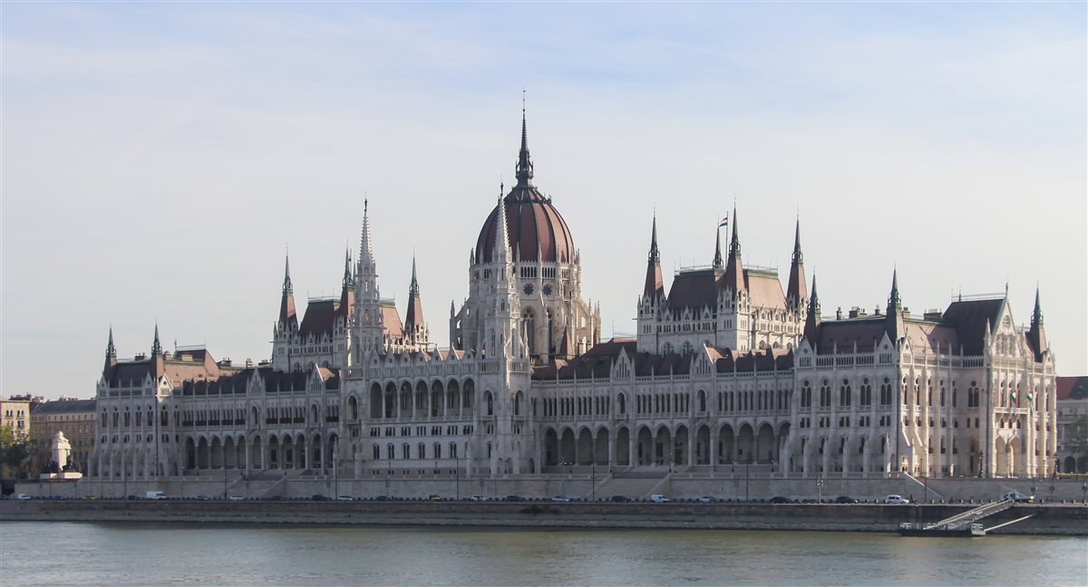 Prédio do Parlamento Húngaro em Budapeste, visto do rio Danúbio