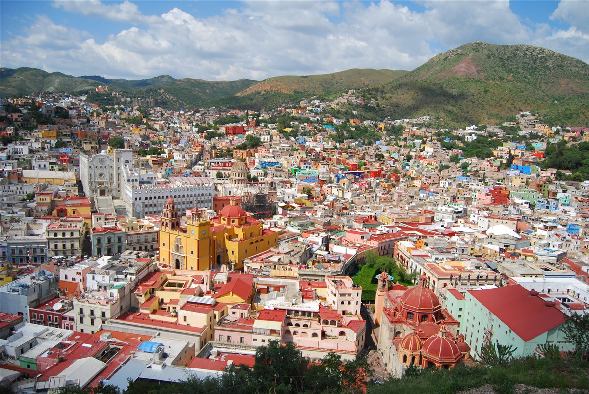 Vista aérea da cidade colonial de Guanajuato, no México, com casas coloridas cobrindo as colinas