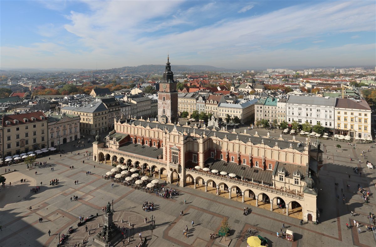 Praça do Mercado (Rynek Główny) em Cracóvia, na Polônia, com o Sukiennice ao centro
