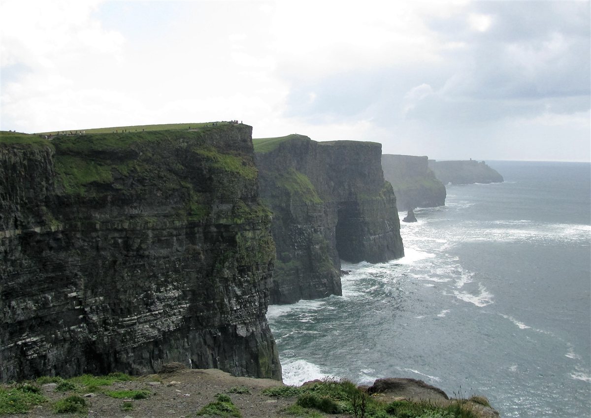 Falésias de Moher, na Irlanda, com o oceano Atlântico ao fundo