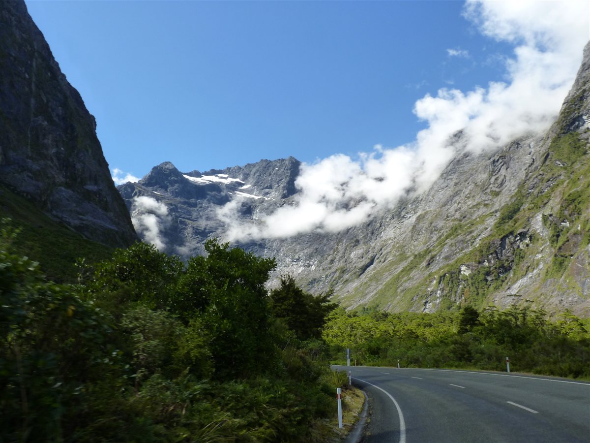 Milford Sound, na Nova Zelândia, com montanhas e fiorde ao entardecer