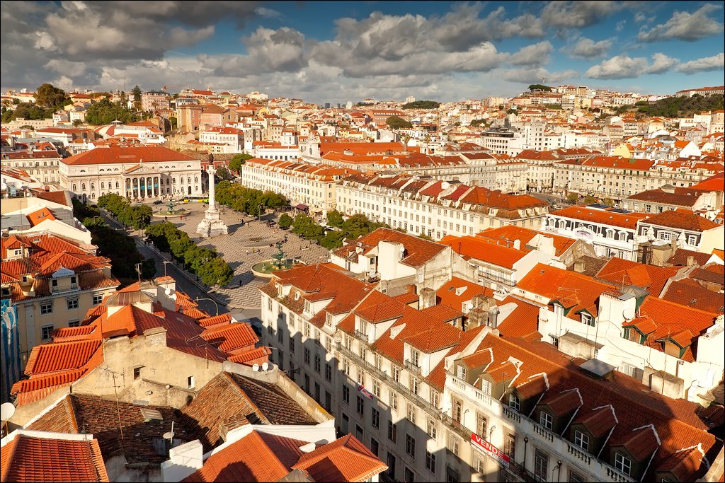 Vista aérea de Lisboa, capital de Portugal, com prédios históricos e o rio Tejo