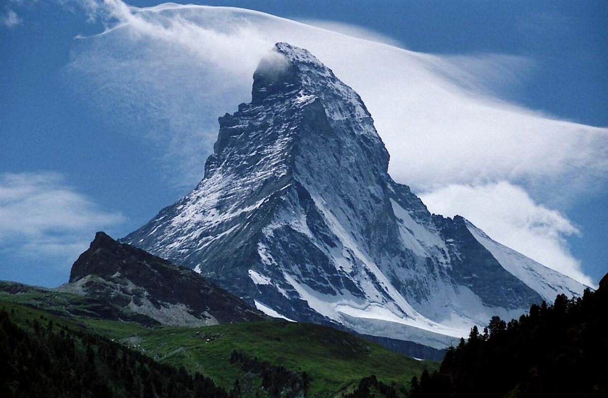Montanha Matterhorn vista de Zermatt, na Suíça, com neve no topo